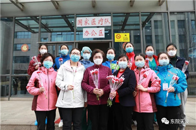 1585099787417269.jpg 在这个特殊的节日里,武汉疫情防控的“守护女神”李兰娟院士和焦雅辉副局长和我们在一起。.jpg