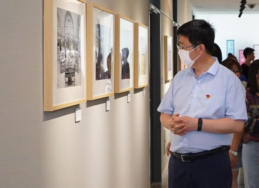 报道用图02_学校党委副书记佟春光参观展览