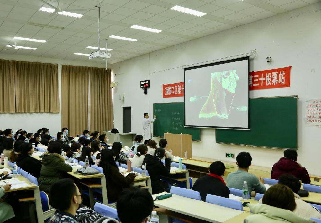 新学期学校领导干部深入课堂听课