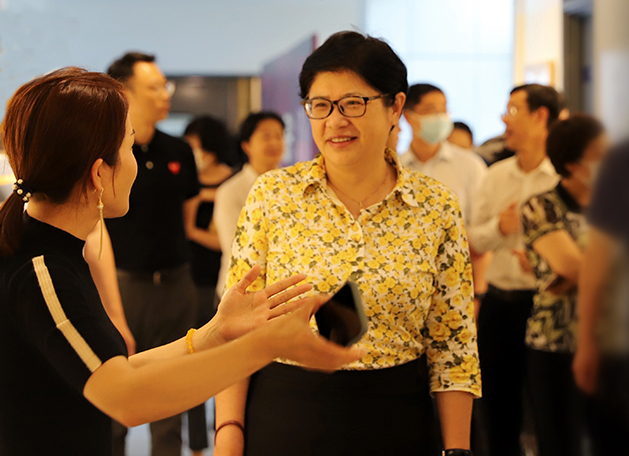 报道用图03_学校副校长邵淑娟参观展览