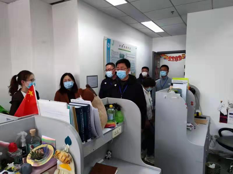 学校领 导带队进行校园安全大检查